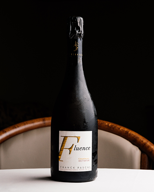 Bottiglia di Champagne Franck Pascal “Fluence” Brut Nature sul tavolo del ristorante Da Sacerno
