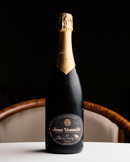 Bottiglia di Champagne Jean Vesselle Oeil de Perdrix Brut sul tavolo del ristorante Da Sacerno