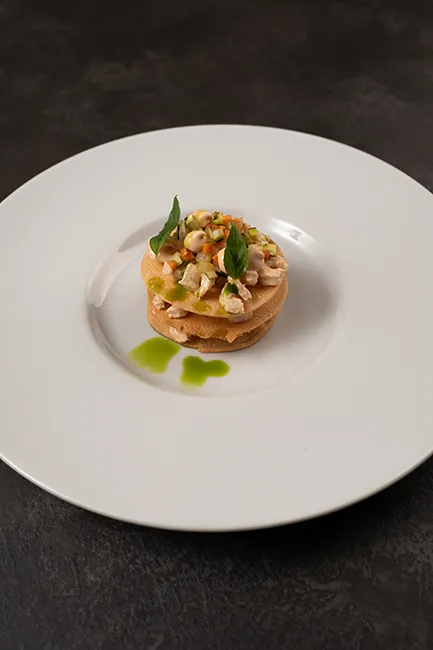 Cocktail di gamberi croccante su cialda, impiattato al ristorante di pesce Da Sacerno a Bologna