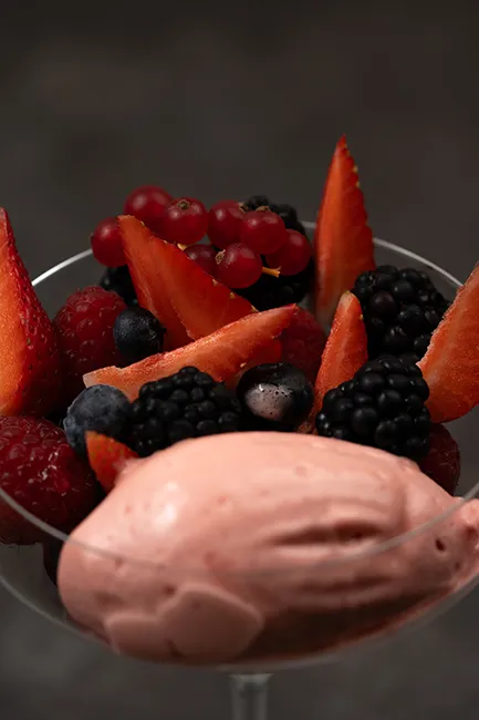 Coppa di frutti di bosco in due consistenze, con frutti freschi e gelato, servita al ristorante di pesce Da Sacerno a Bologna