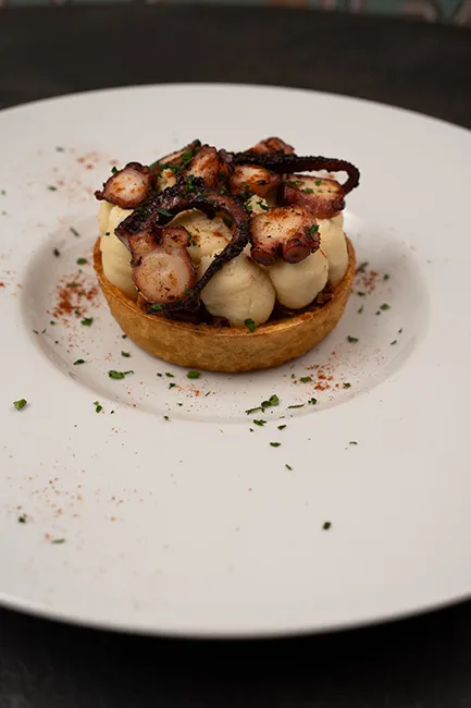 Polpo e patate in presentazione gourmet al ristorante di pesce Da Sacerno a Bologna