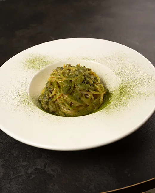 Spaghetti alle vongole impiattati al ristorante di pesce Da Sacerno a Bologna