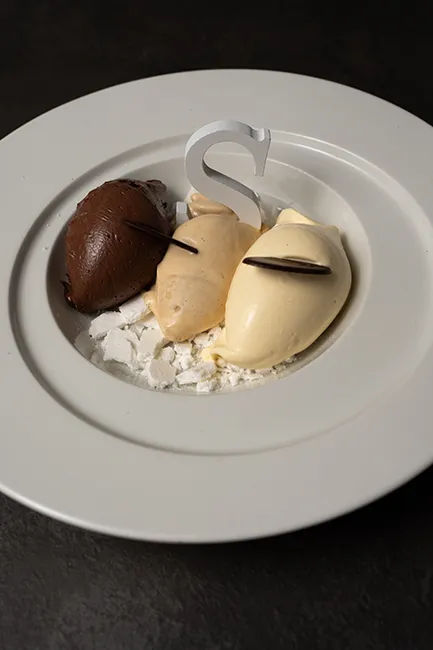 Trilogia di gelato alla crema, nocciola e cioccolato servita al ristorante di pesce Da Sacerno a Bologna