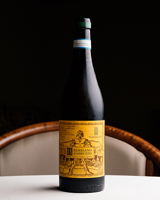 Bottiglia di vino bianco Valentini “Trebbiano d'Abruzzo”, sul tavolo del ristorante Da Sacerno
