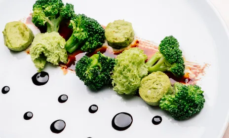 Variazione di broccoli su salsa all'aceto balsamico, impiattata in stile gourmet al ristorante Da Sacerno a Bologna